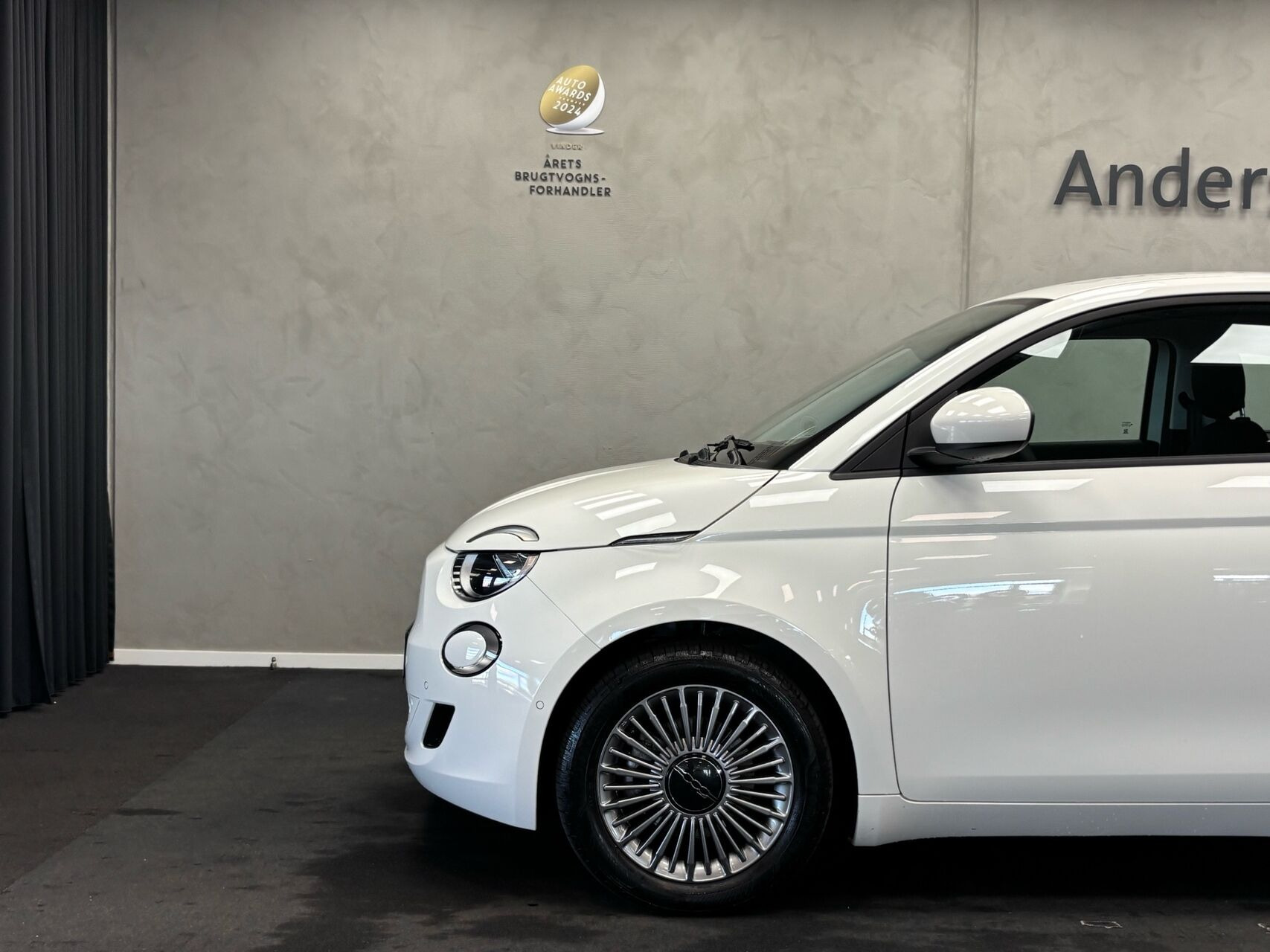 Hvid Fiat 500e fra 2023