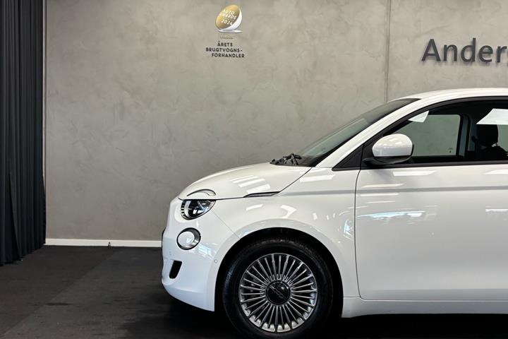 Hvid Fiat 500e fra 2023