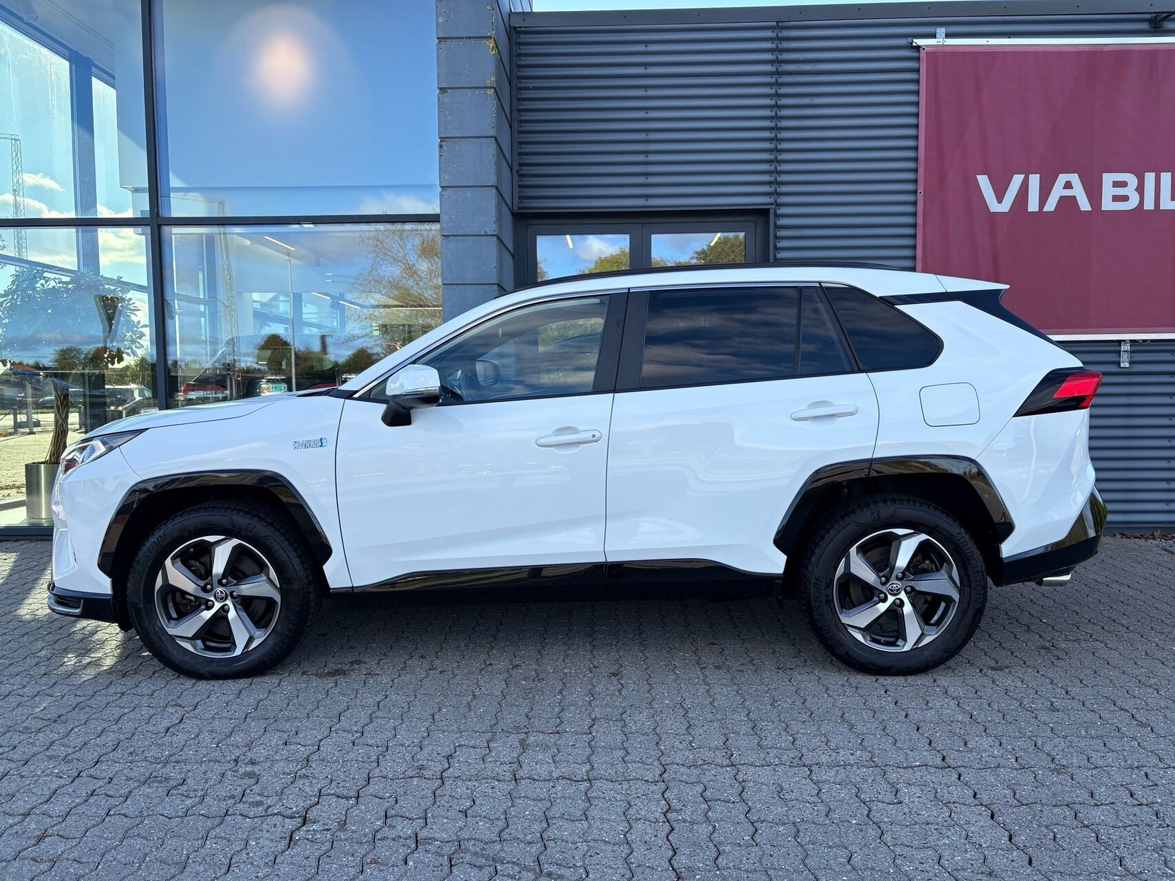 Hvid Toyota RAV4 Plug-in fra 2021