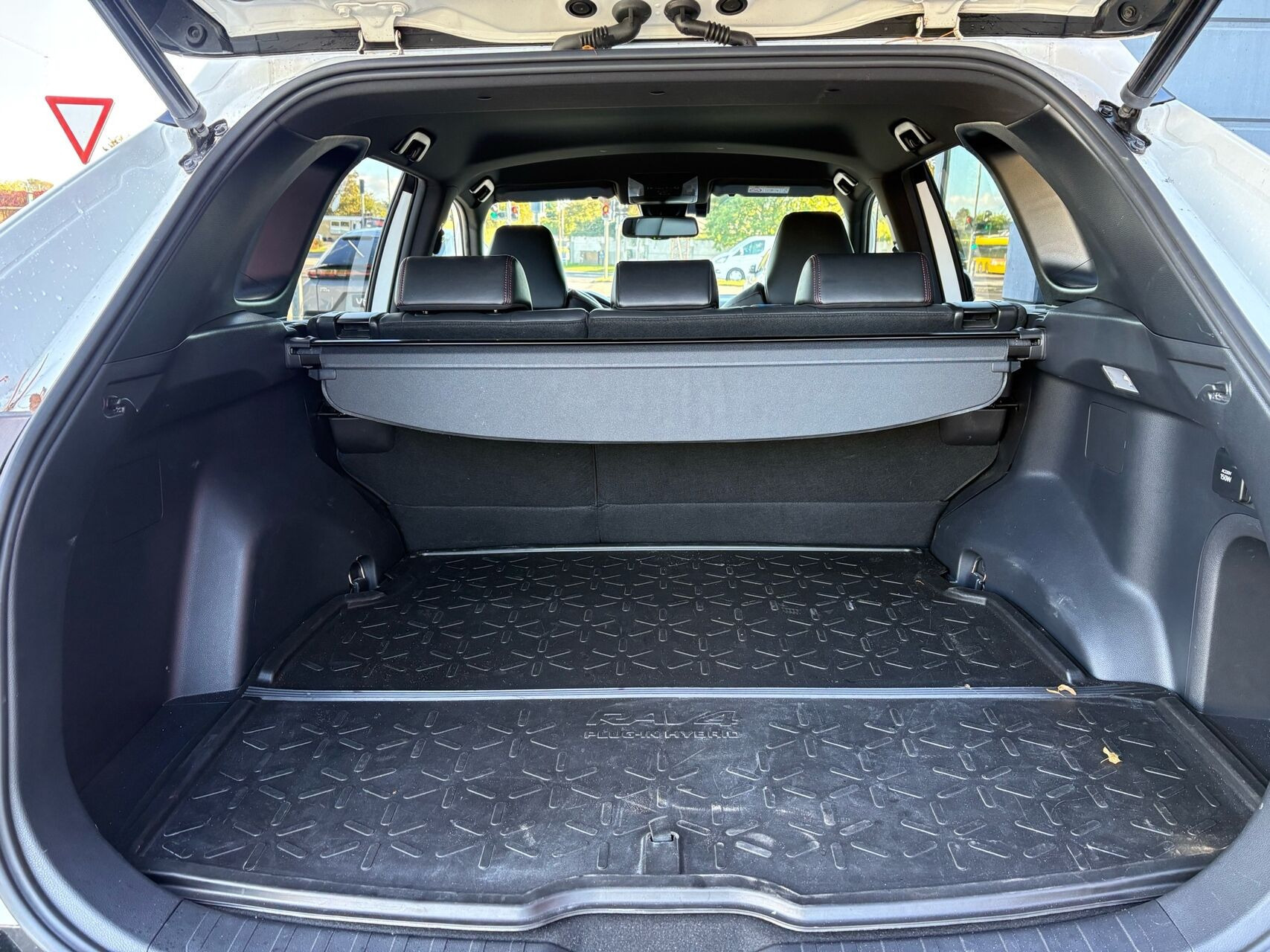 Hvid Toyota RAV4 Plug-in fra 2021