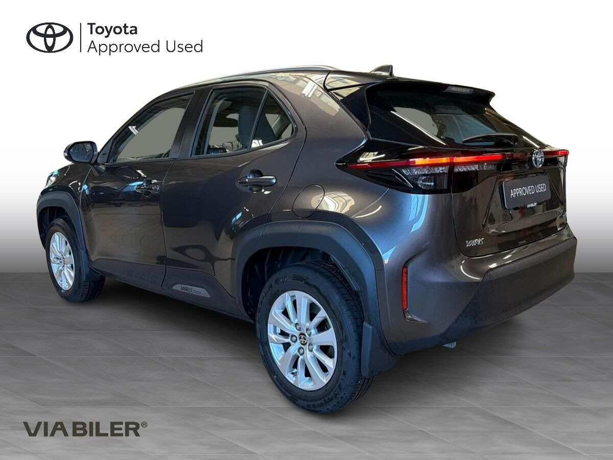 Grå Toyota Yaris Cross fra 2022