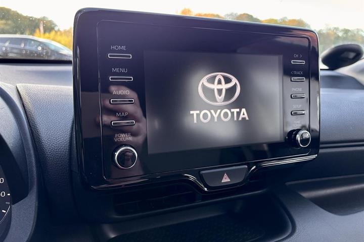 Hvid Toyota Yaris fra 2021
