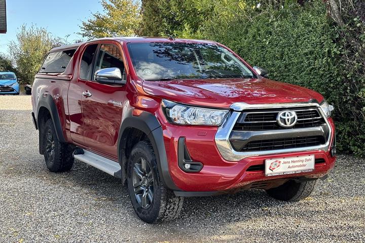 Rød Toyota HiLux fra 2021