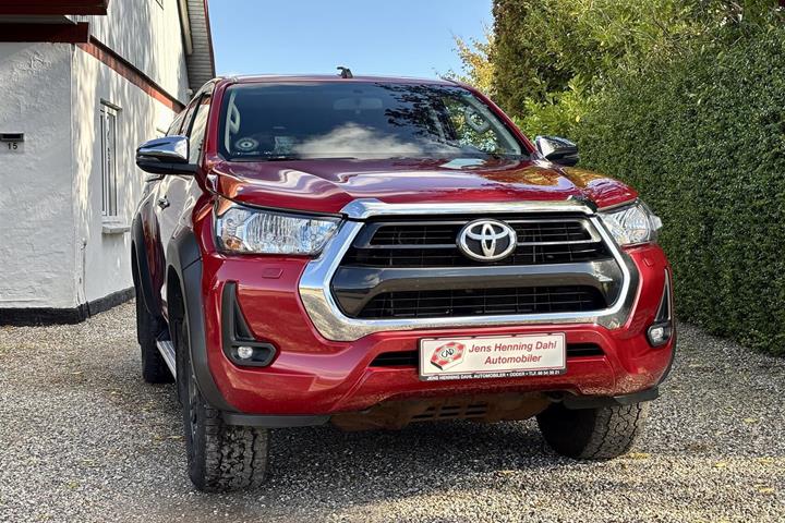 Rød Toyota HiLux fra 2021