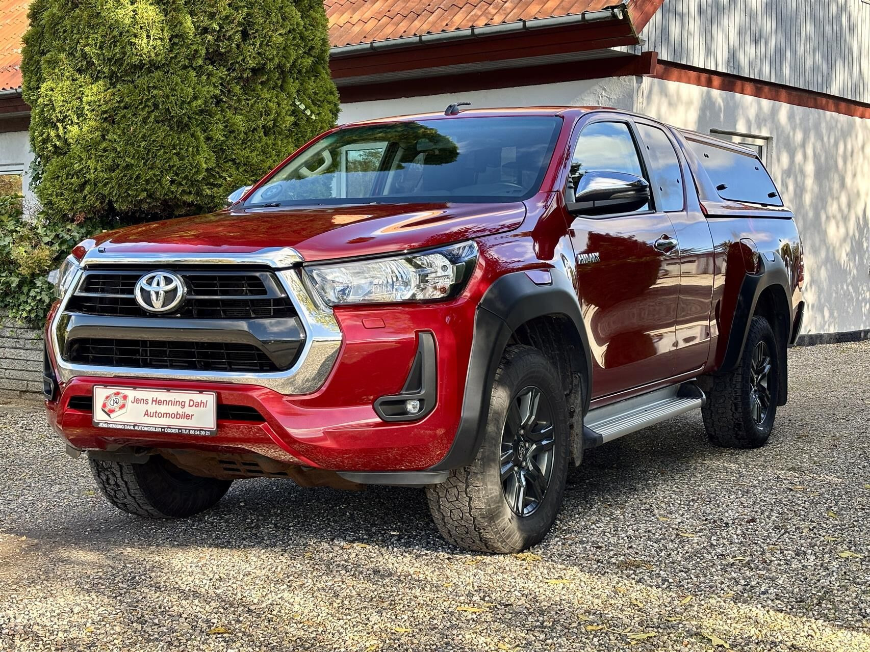 Rød Toyota HiLux fra 2021