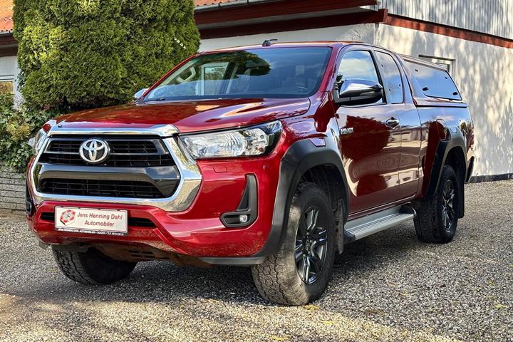 Rød Toyota HiLux fra 2021