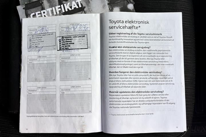 Rød Toyota HiLux fra 2021