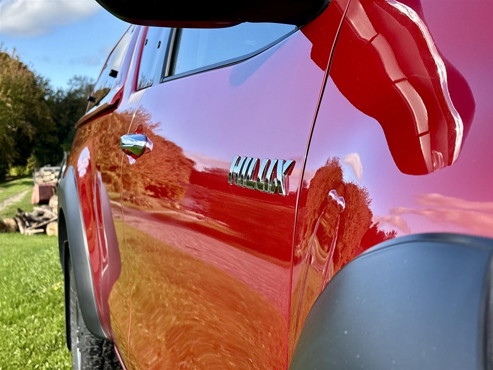 Rød Toyota HiLux fra 2021