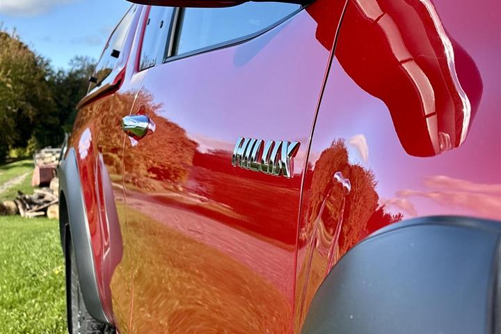 Rød Toyota HiLux fra 2021