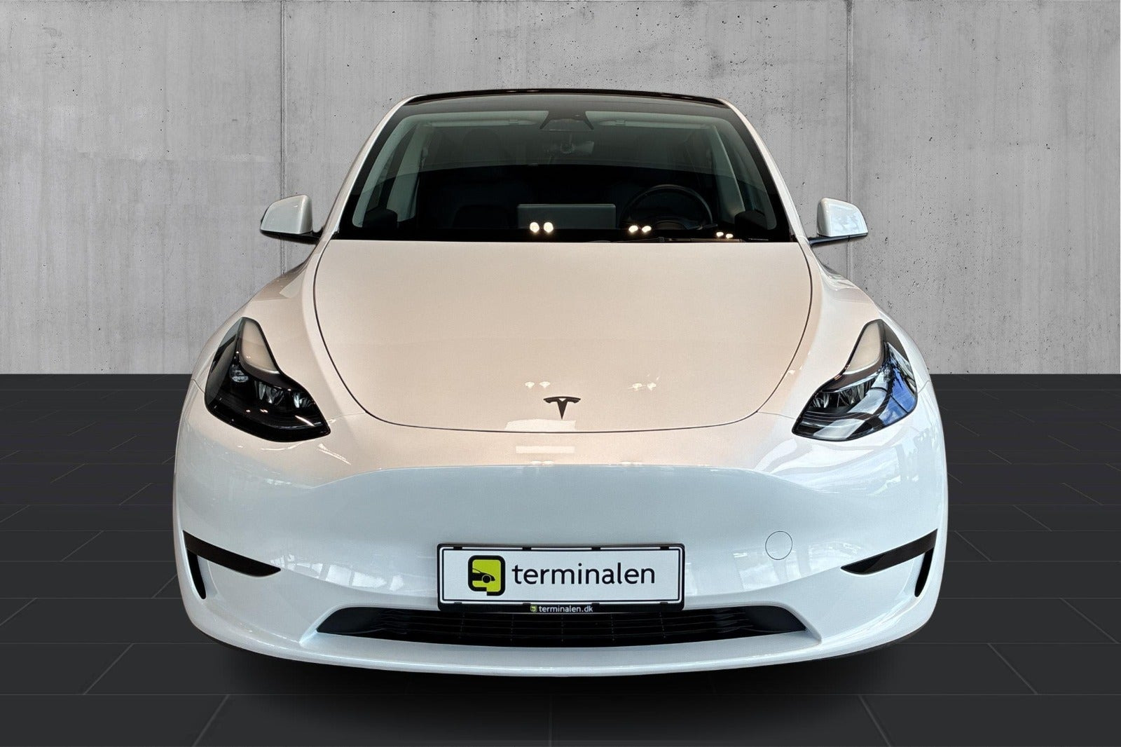Hvid Tesla Model Y fra 2023