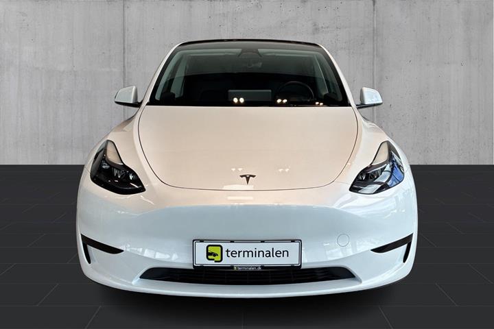 Hvid Tesla Model Y fra 2023
