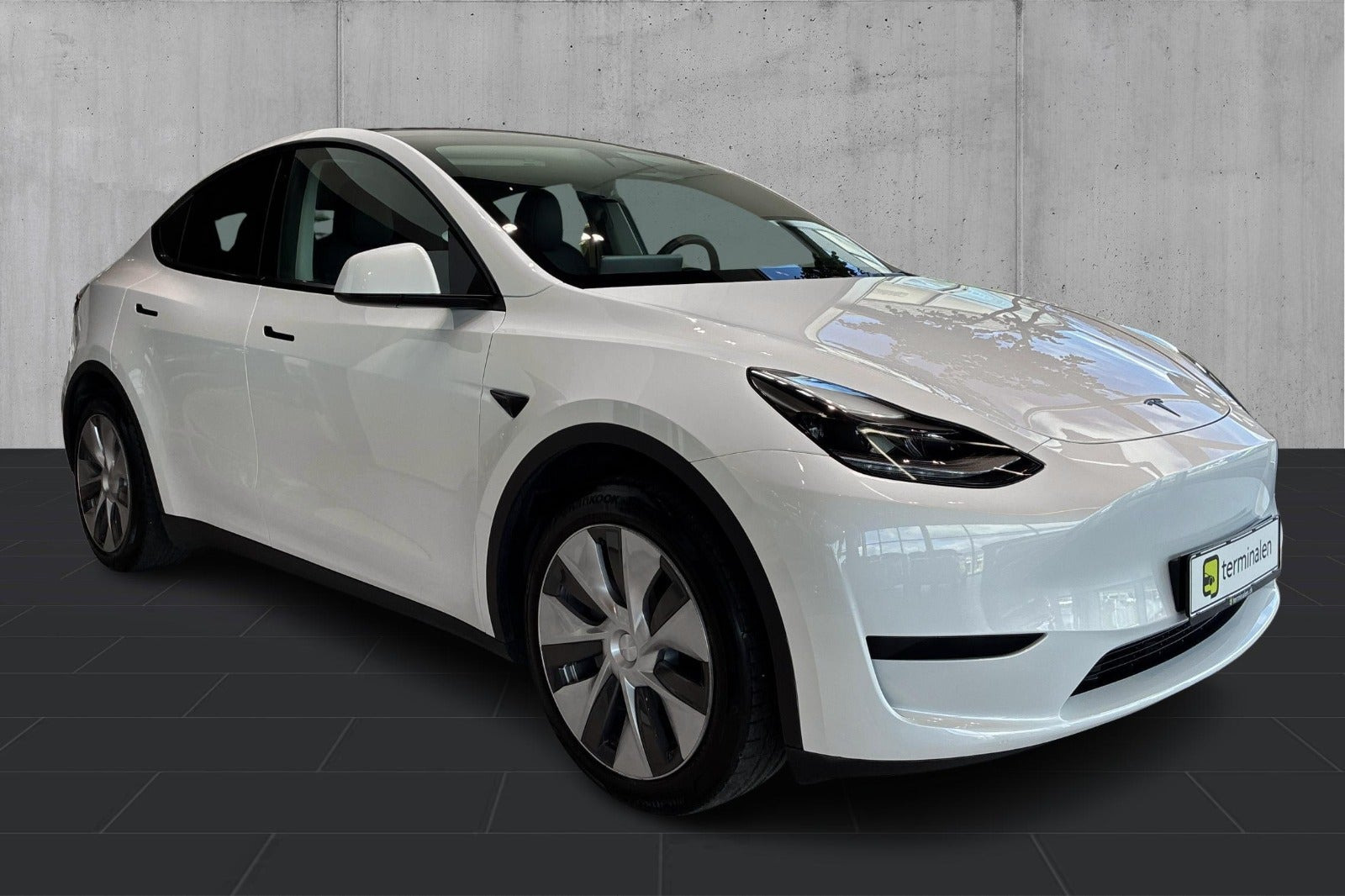 Hvid Tesla Model Y fra 2023