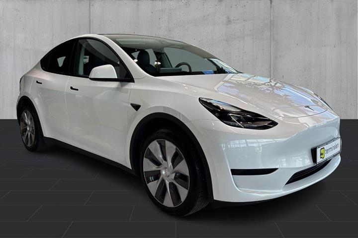 Hvid Tesla Model Y fra 2023