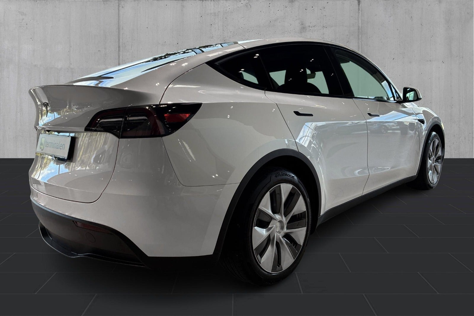 Hvid Tesla Model Y fra 2023