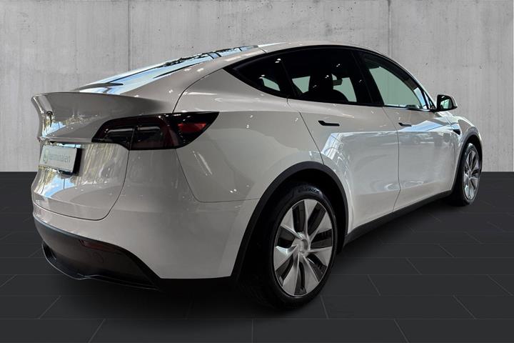 Hvid Tesla Model Y fra 2023