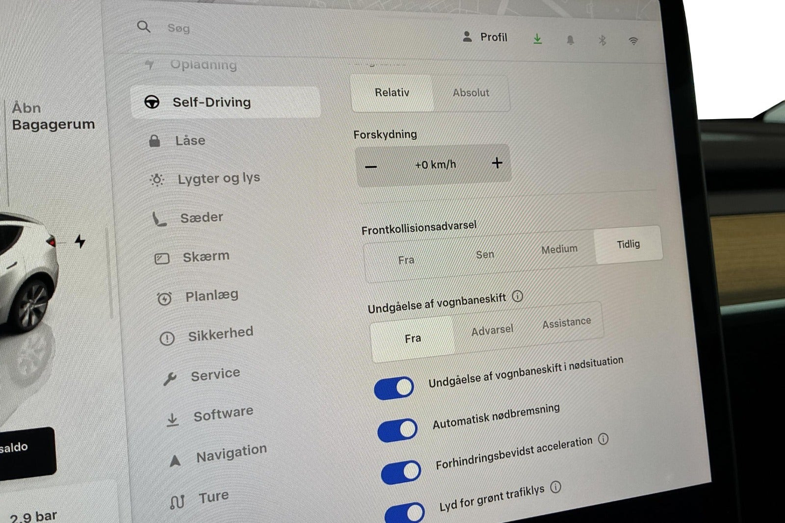 Hvid Tesla Model Y fra 2023