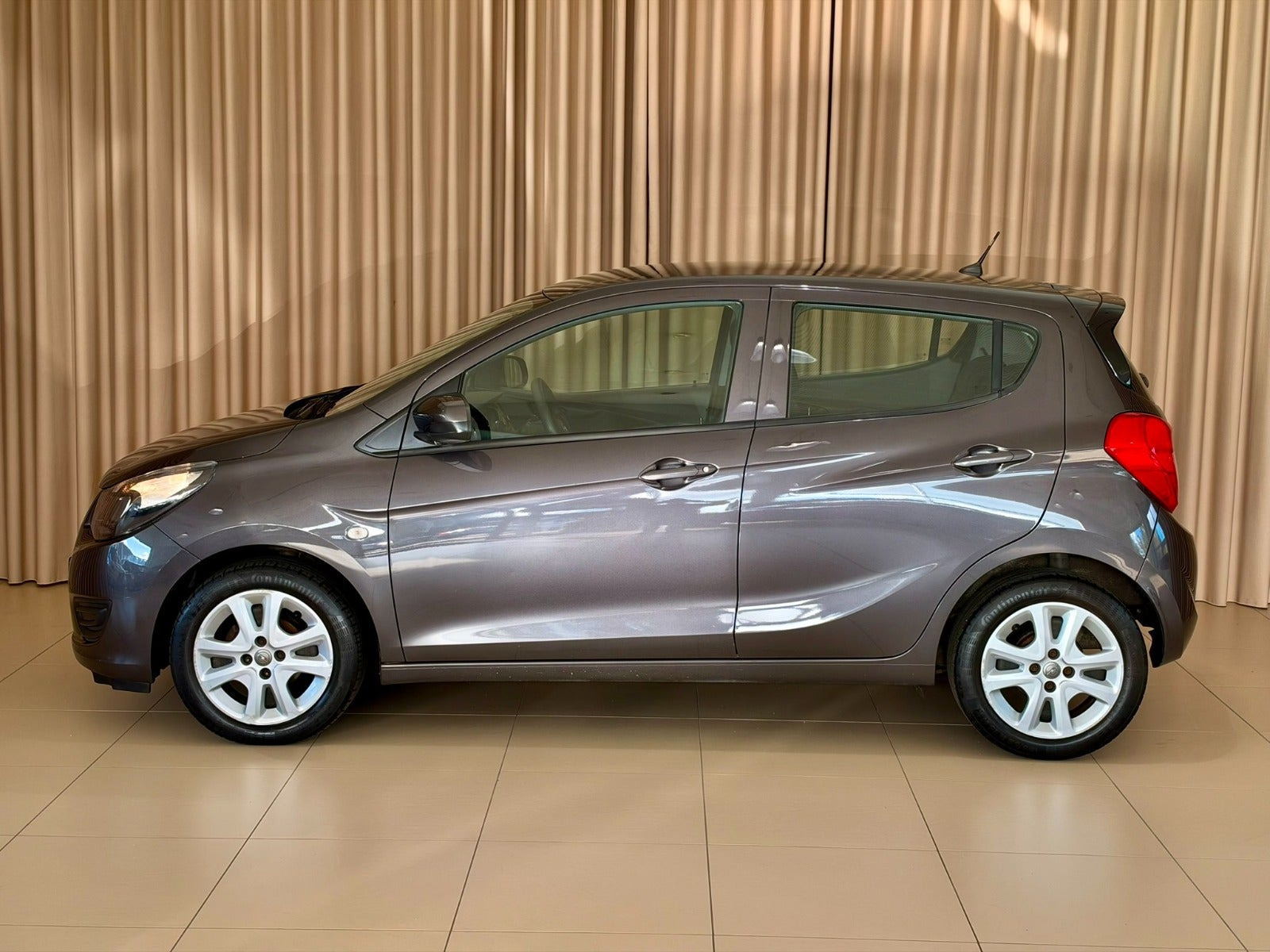 Grå Opel Karl fra 2017