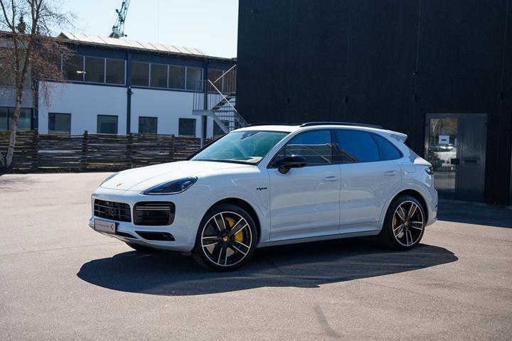 Hvid Porsche Cayenne Turbo S fra 2019