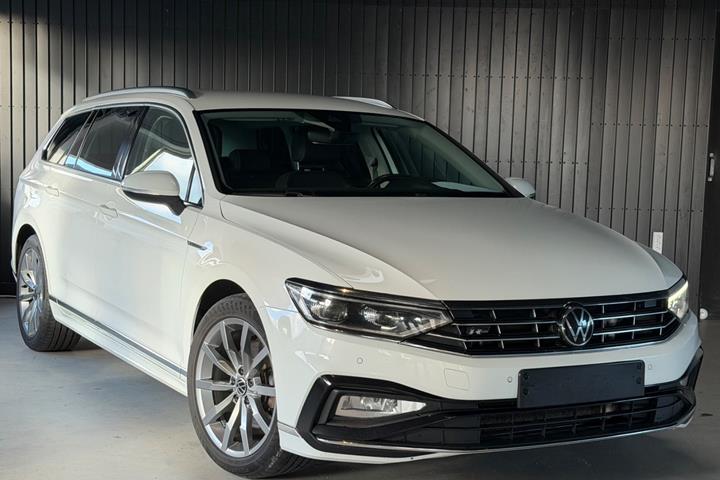 Hvid VW Passat fra 2021