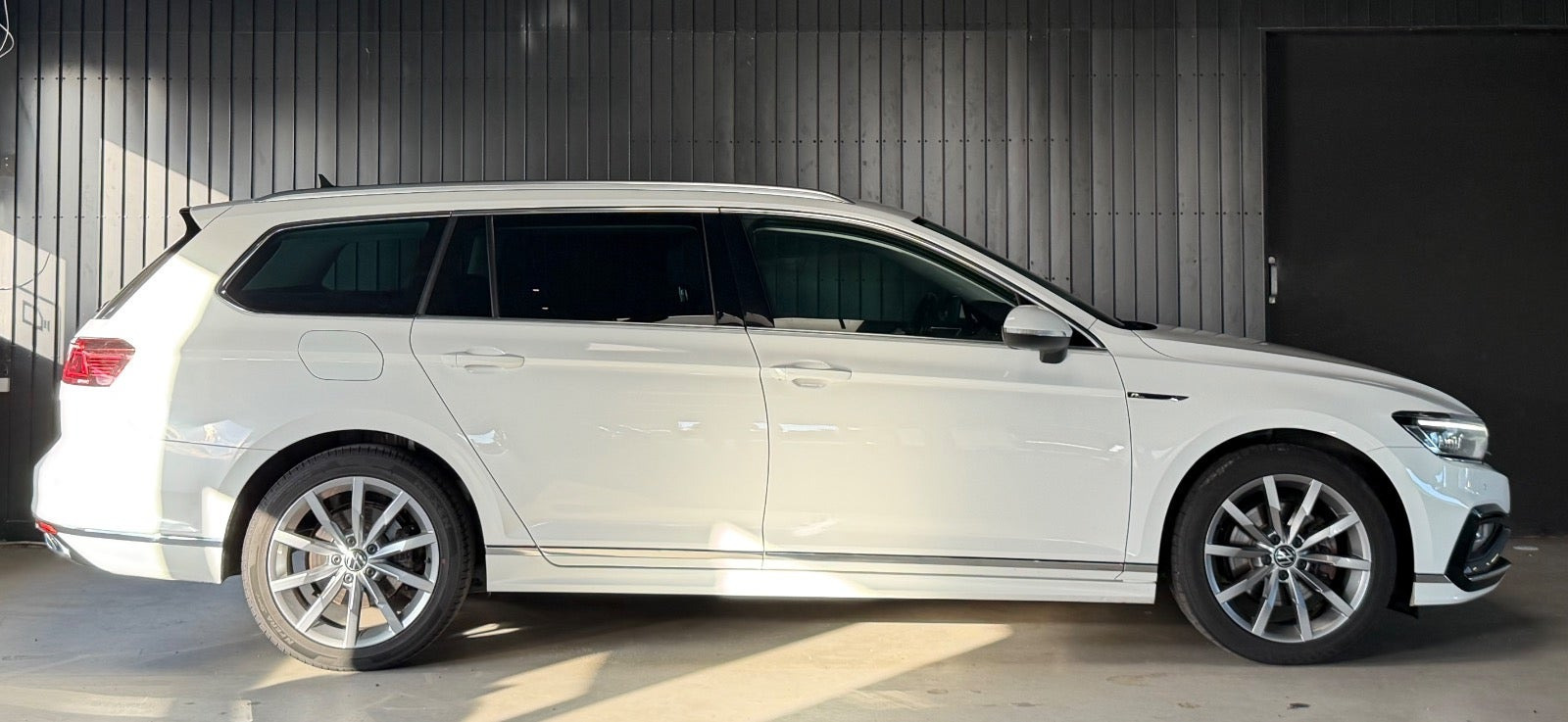 Hvid VW Passat fra 2021