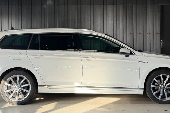 Hvid VW Passat fra 2021