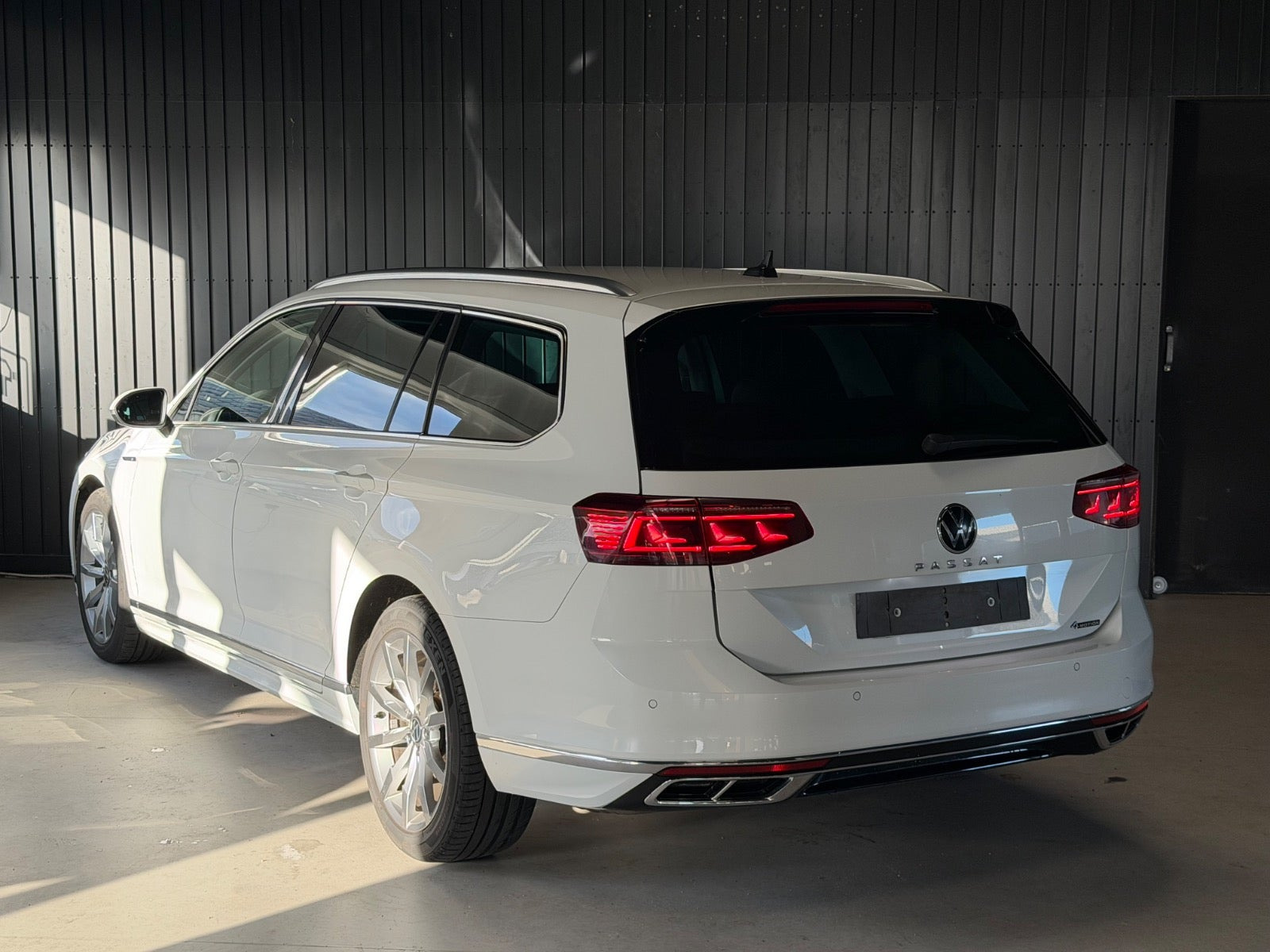 Hvid VW Passat fra 2021