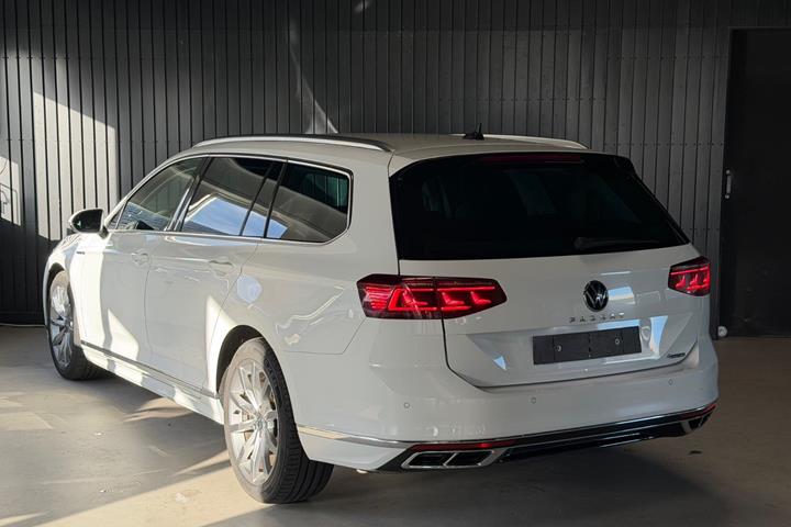 Hvid VW Passat fra 2021