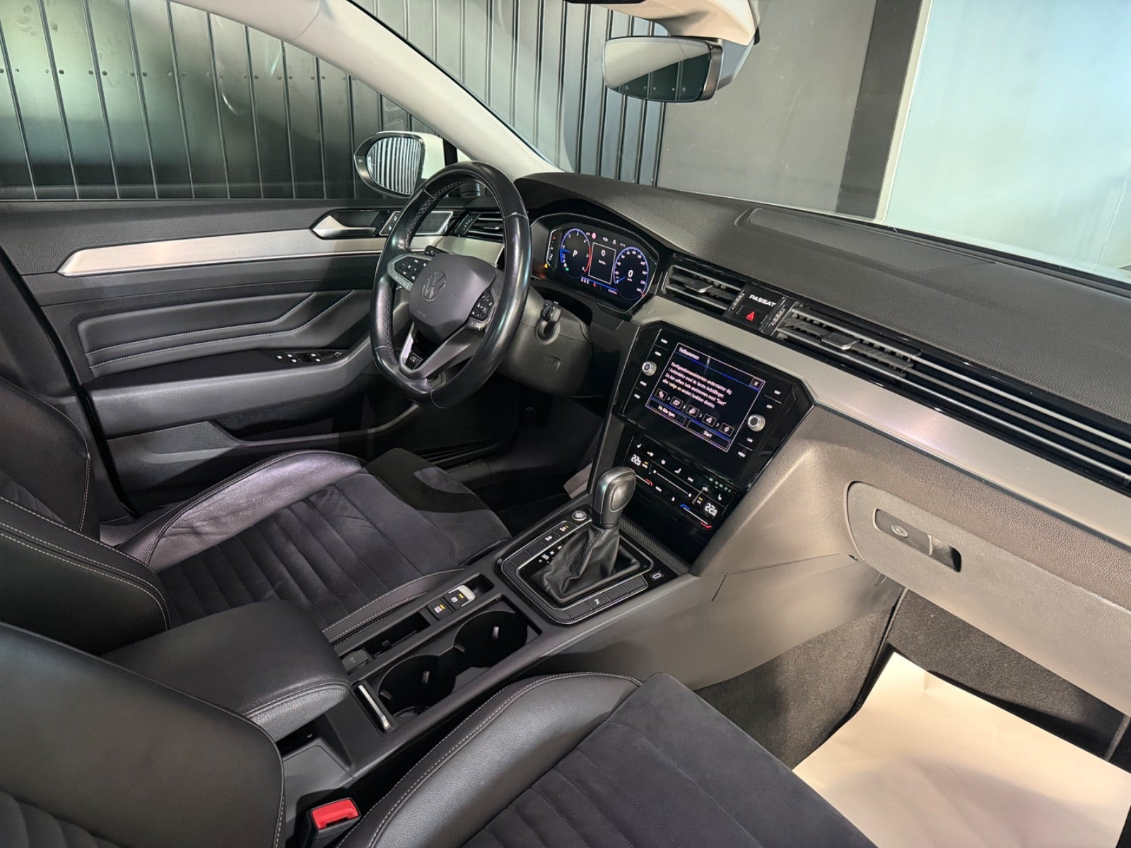 Hvid VW Passat fra 2021