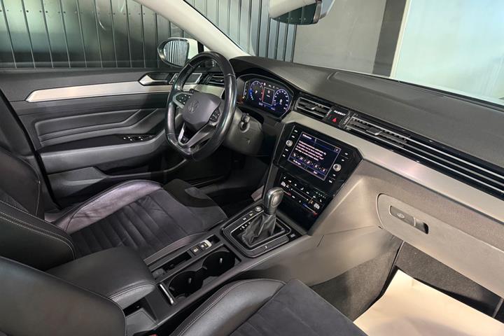Hvid VW Passat fra 2021
