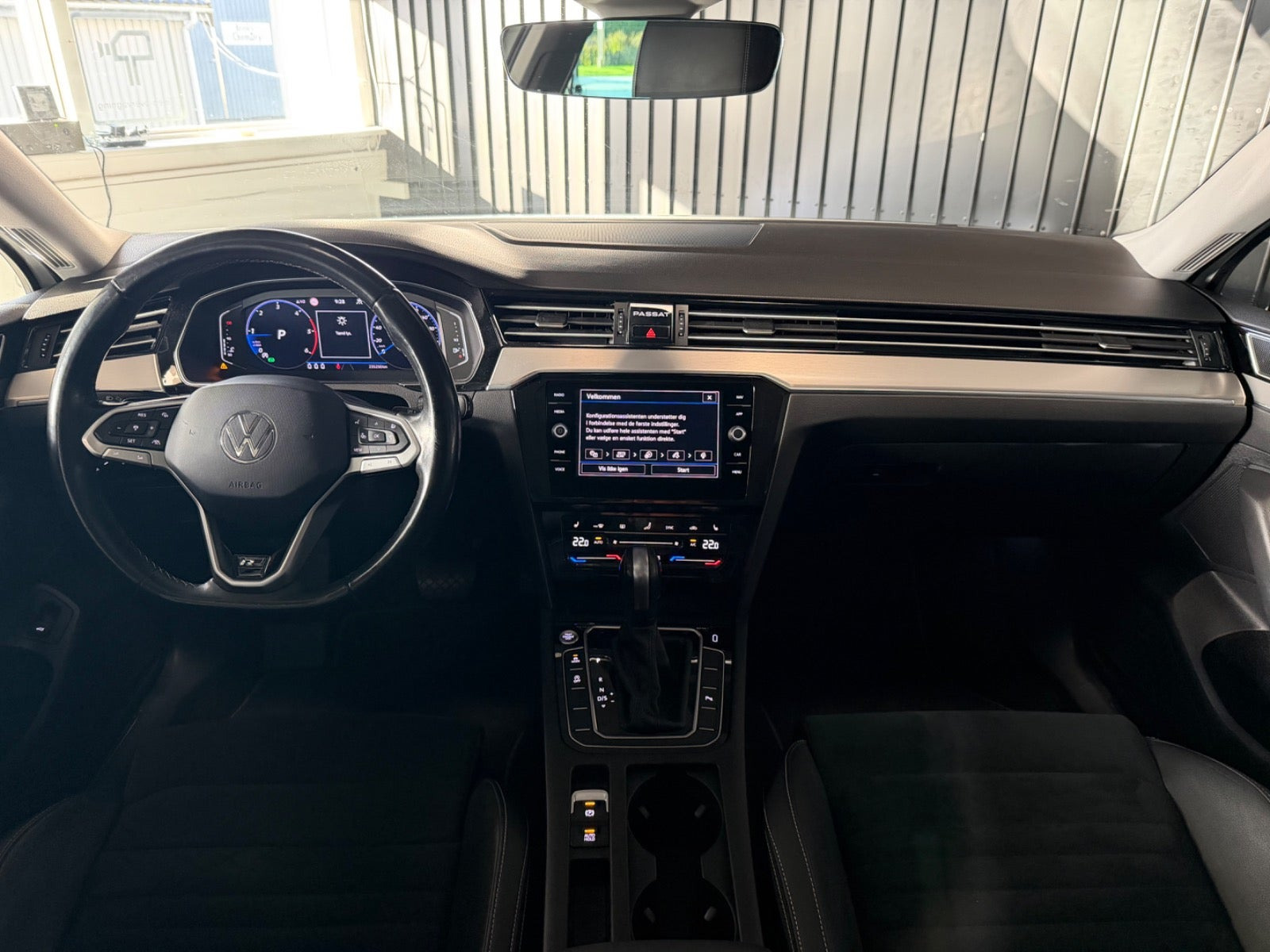 Hvid VW Passat fra 2021