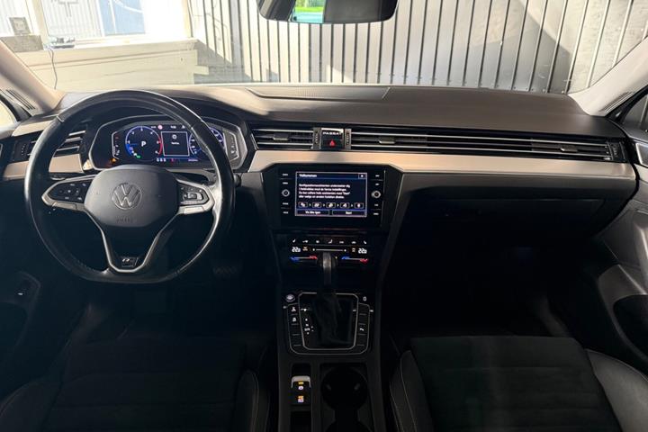 Hvid VW Passat fra 2021
