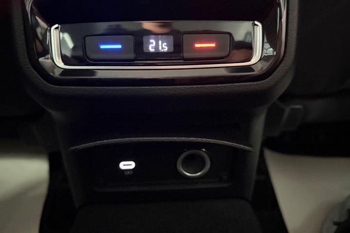 Hvid VW Passat fra 2021