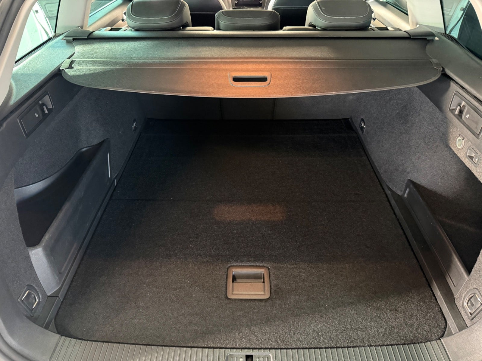 Hvid VW Passat fra 2021