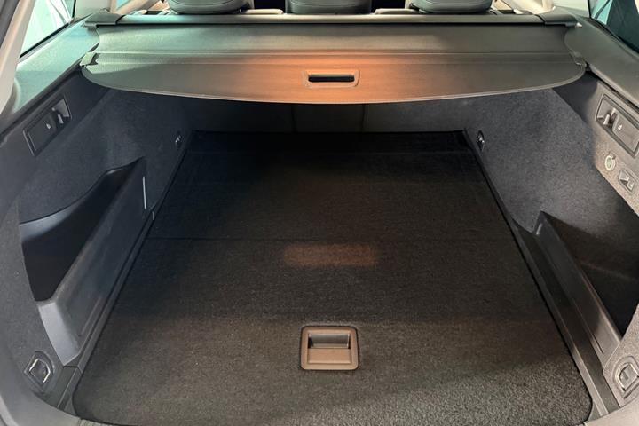 Hvid VW Passat fra 2021