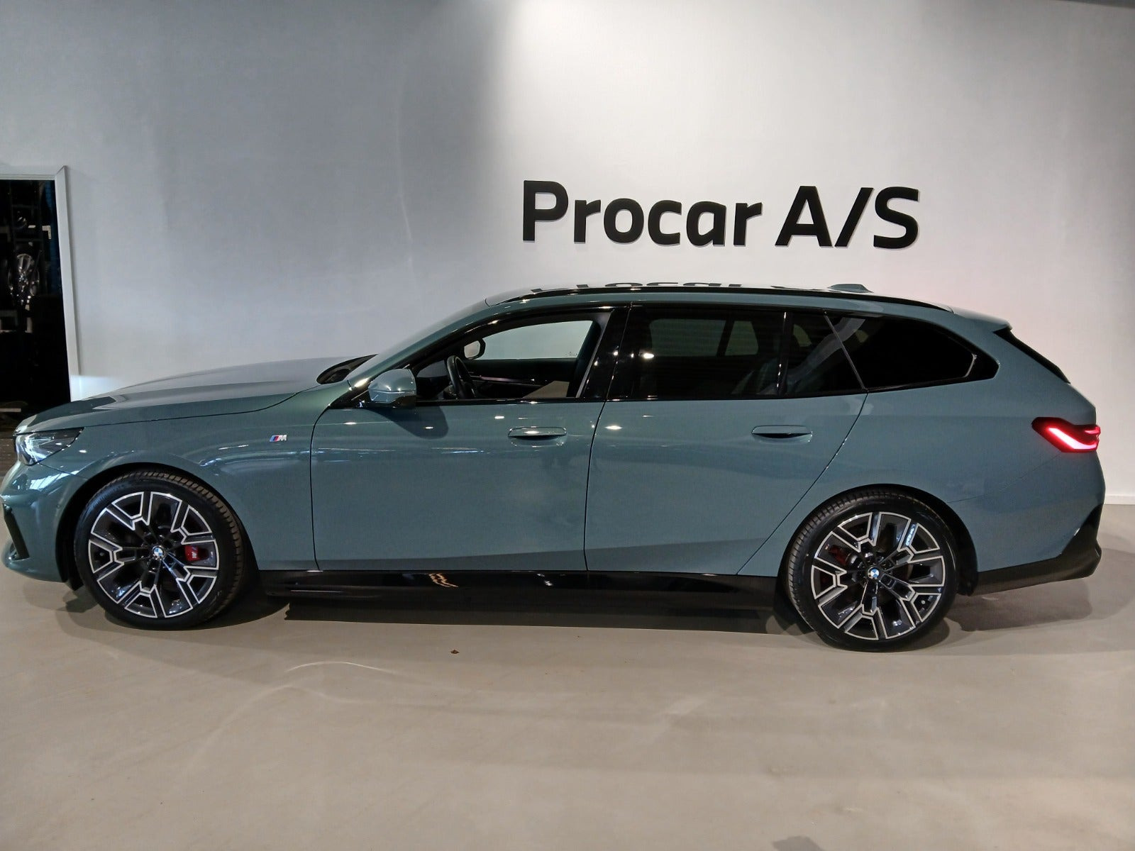 Grøn BMW i5 fra 2025