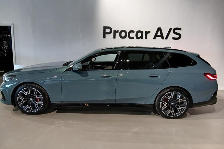 Grøn BMW i5 fra 2025