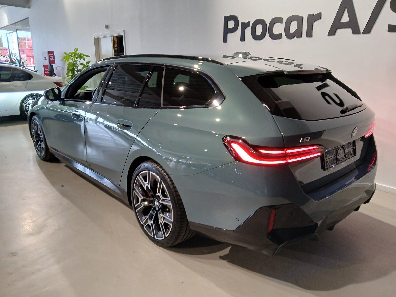Grøn BMW i5 fra 2025