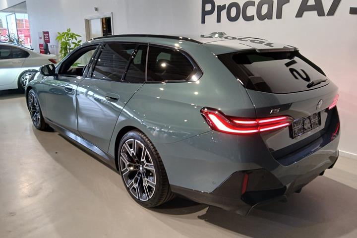 Grøn BMW i5 fra 2025