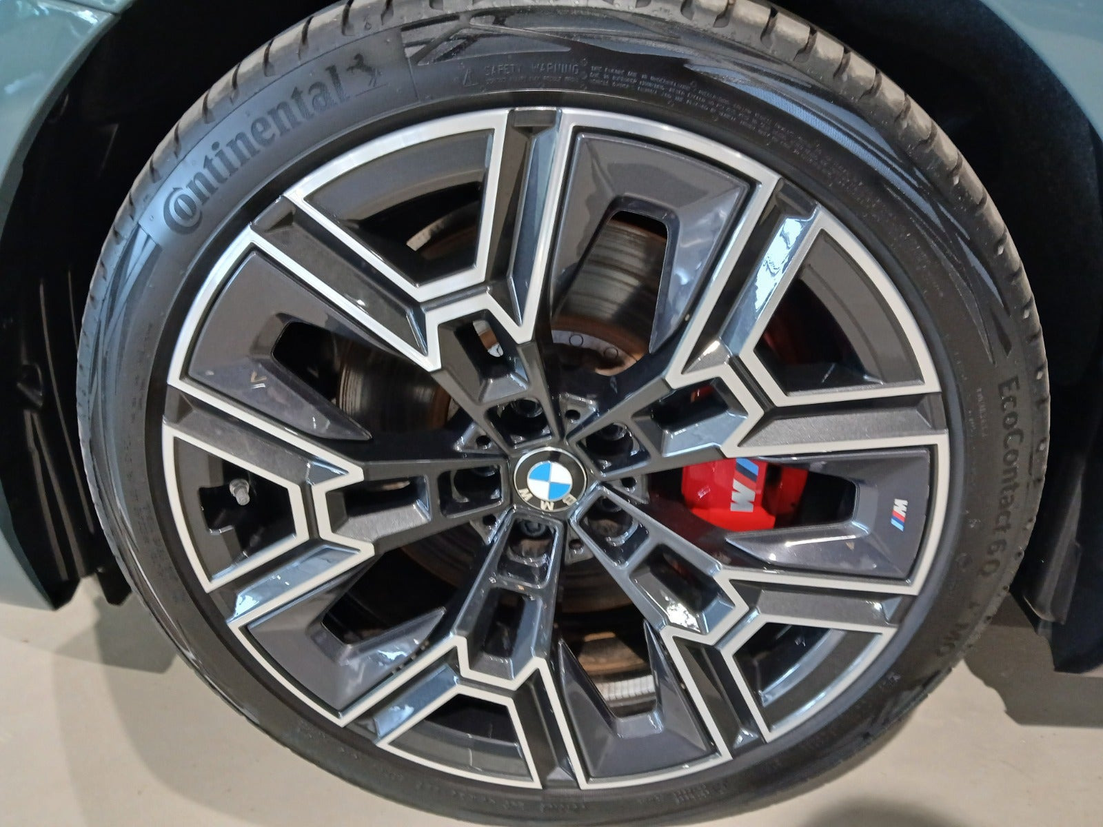 Grøn BMW i5 fra 2025