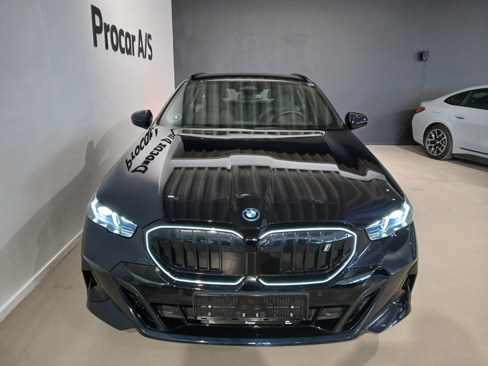 Rød BMW i5 fra 2025