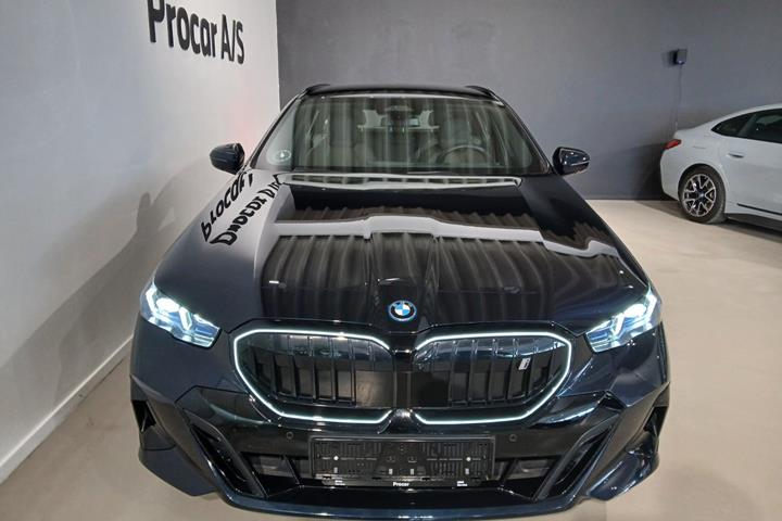 Rød BMW i5 fra 2025