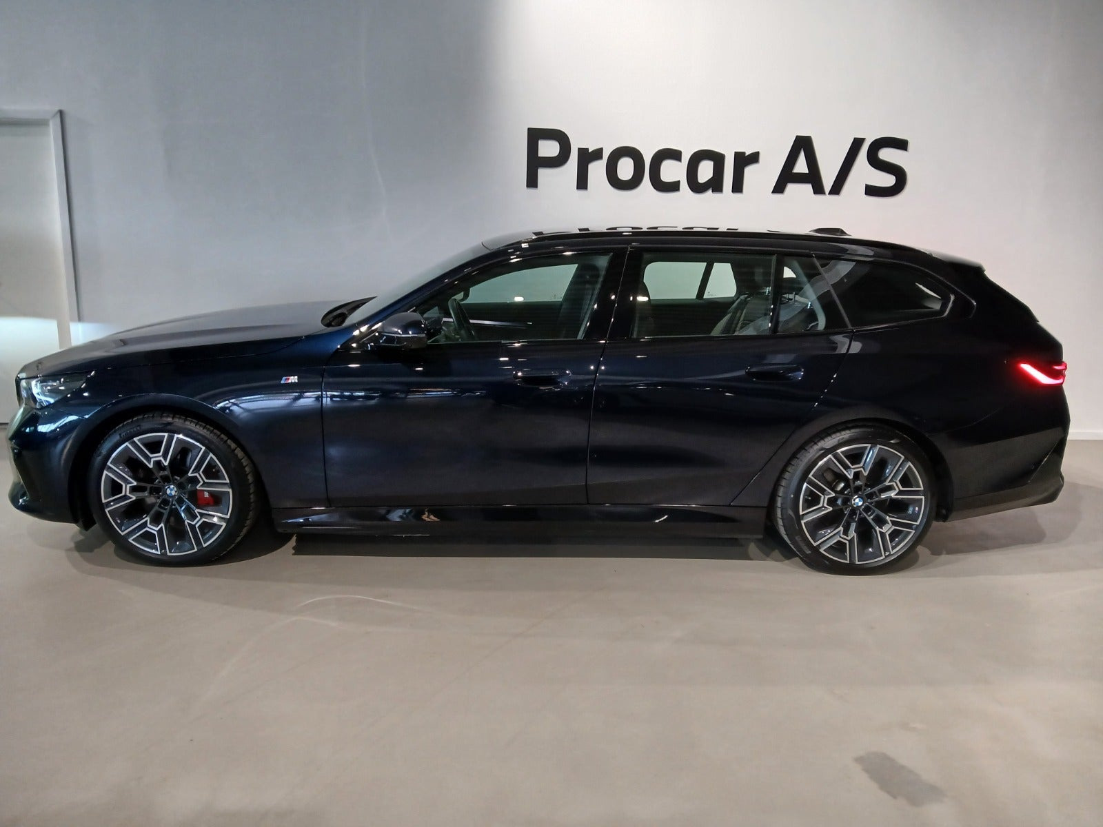 Rød BMW i5 fra 2025