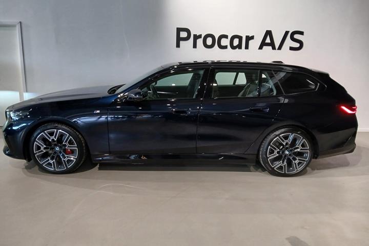 Rød BMW i5 fra 2025
