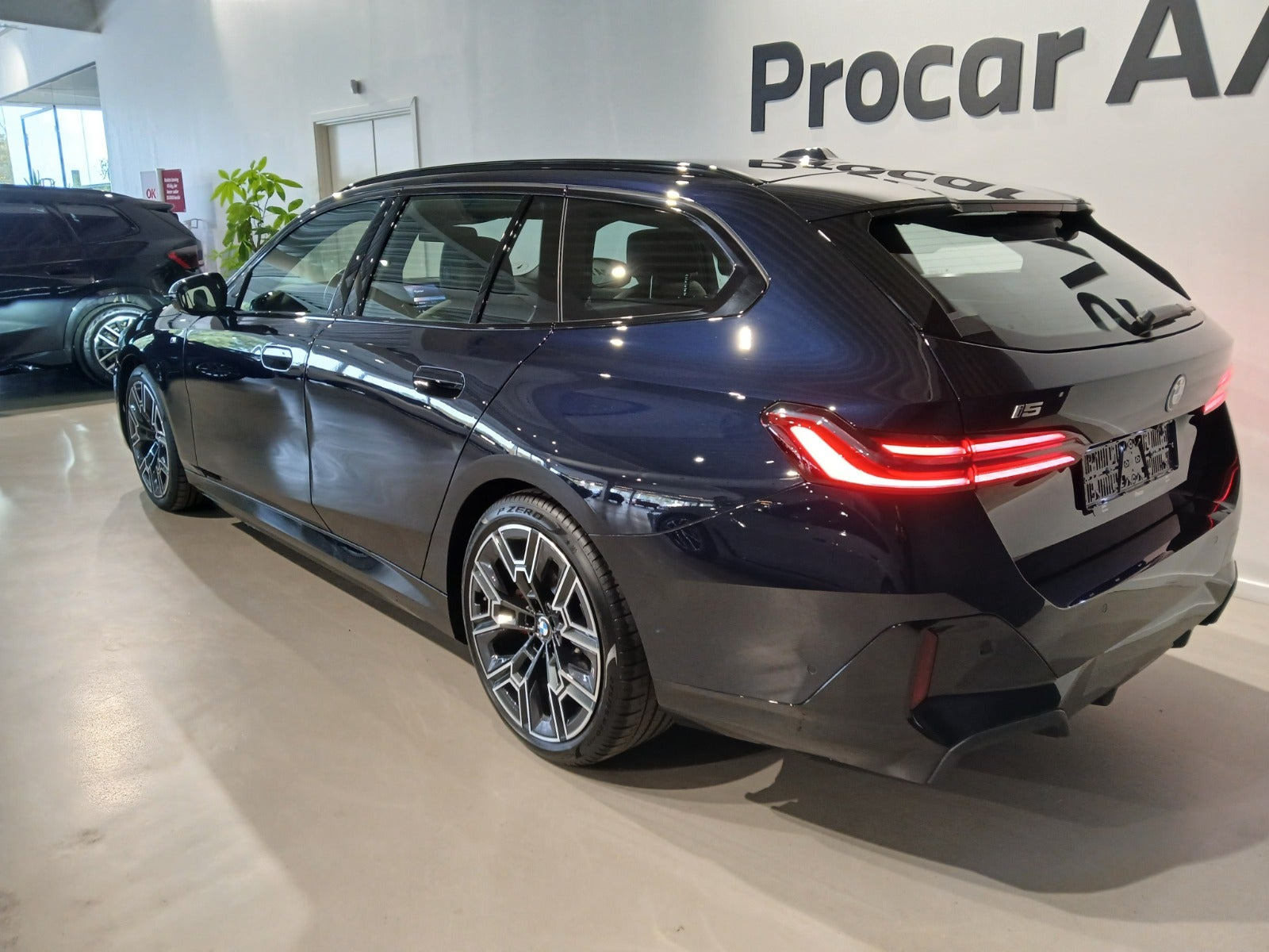 Rød BMW i5 fra 2025