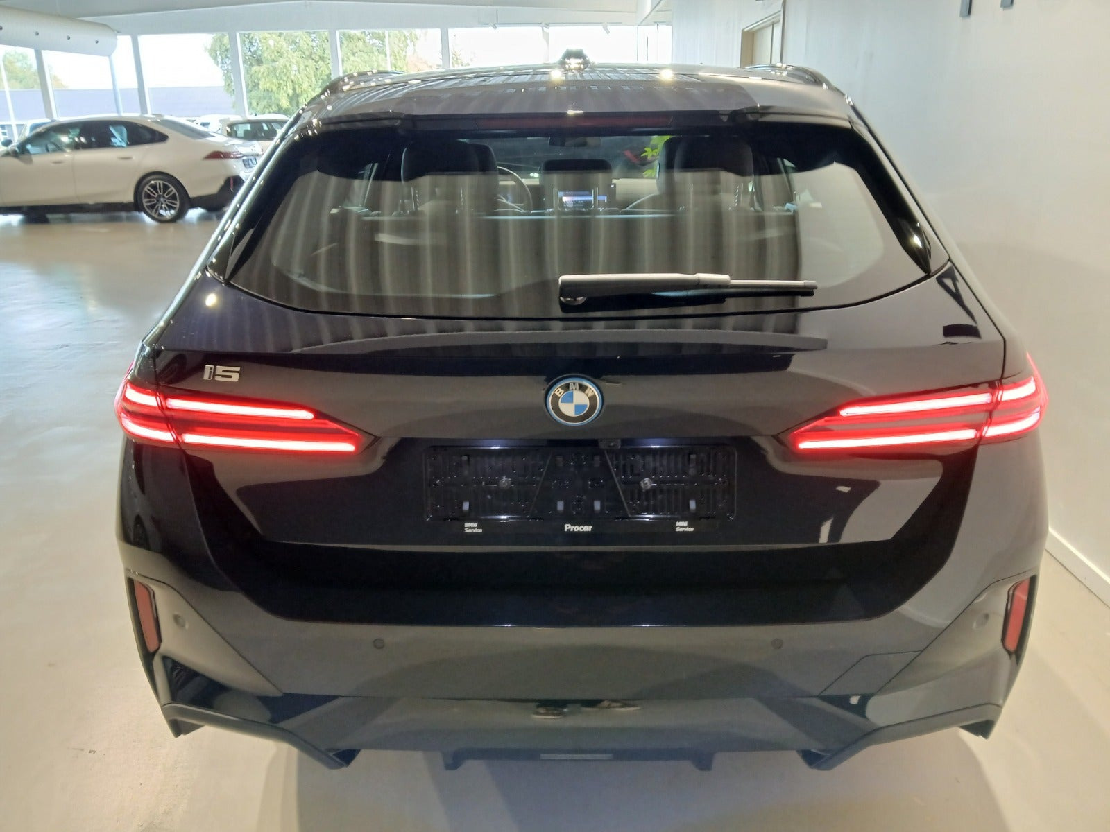 Rød BMW i5 fra 2025