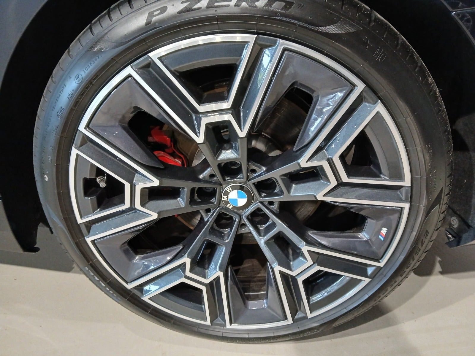 Rød BMW i5 fra 2025