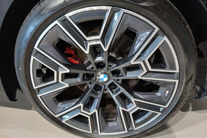 Rød BMW i5 fra 2025