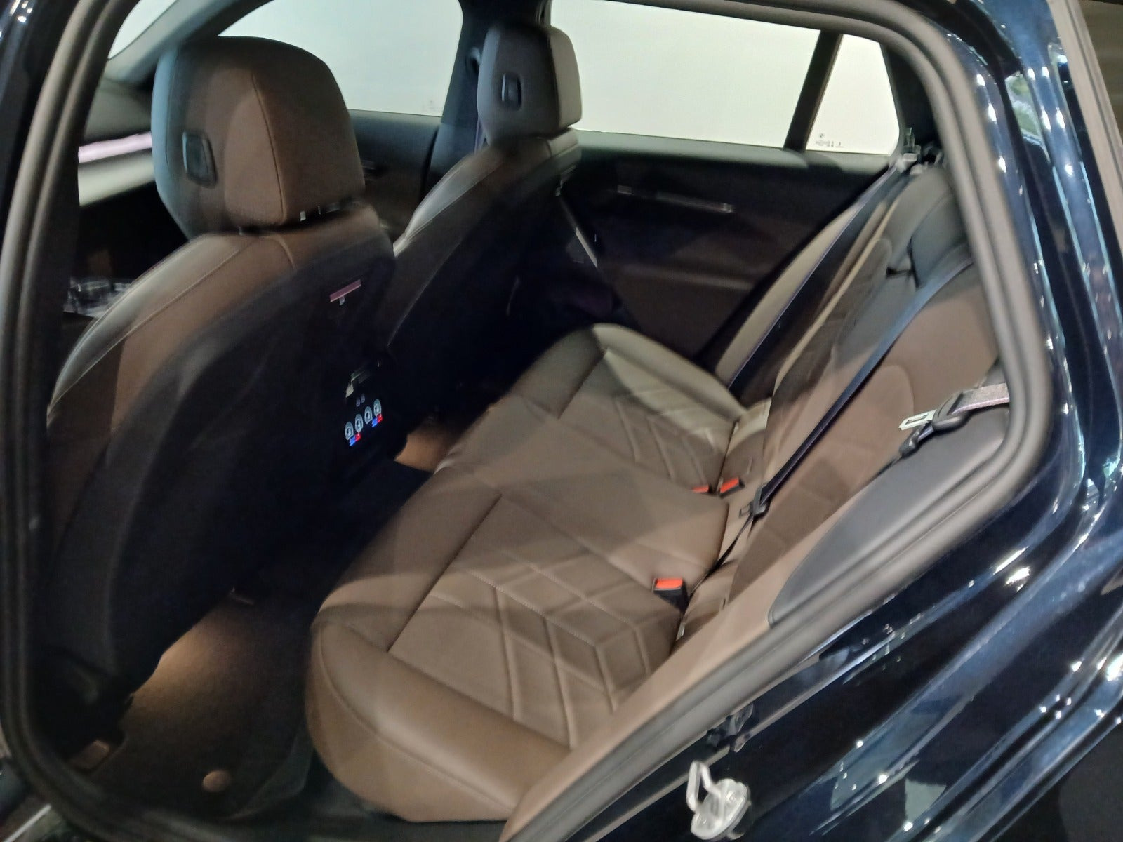 Rød BMW i5 fra 2025