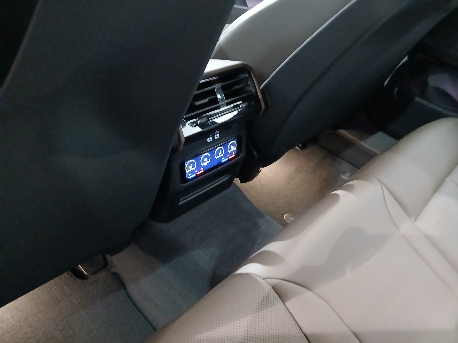 Rød BMW i5 fra 2025