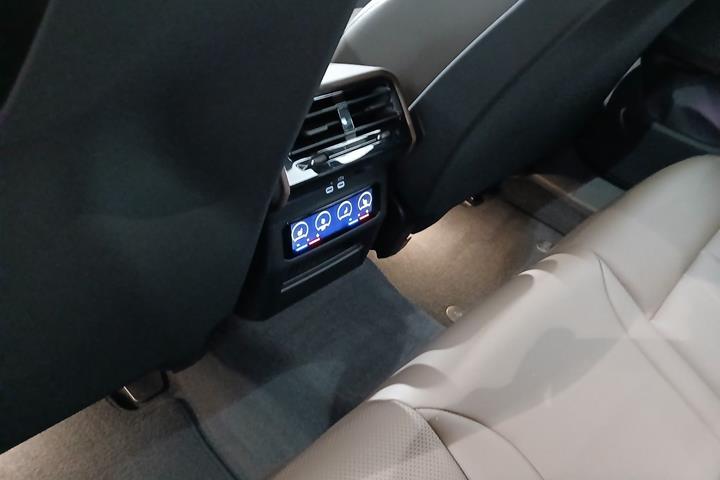 Rød BMW i5 fra 2025